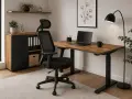Jak urządzić małe biuro: ergonomiczne krzesło, biurko z regulacją wysokości, szafka i lampa tworzą funkcjonalną przestrzeń.