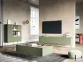 Nowoczesny salon z meblami w kolorze oliwkowym, który świetnie komponuje się z beżowymi ścianami i drewnianą podłogą.
