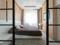 Nowoczesne wnętrze sypialni, idealne inspiracje, jak urządzić mały pokój dla dorosłych. Drewniane panele, minimalistyczne meble.