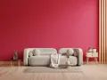 Ściana w kolorze magenta, jak to piękny, żywy kolor, stanowi tło dla jasnej kanapy i drewnianych elementów.