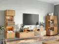 Nowoczesny salon z drewnianą komodą, na której stoi telewizor. Obok wisząca szafka z podświetlanymi półkami.