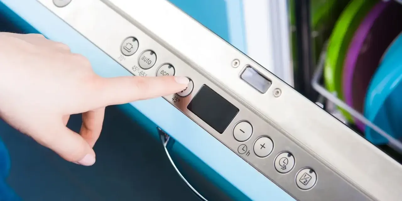 Dłoń naciska przycisk "eco" na panelu zmywarki Electrolux, przygotowując ją do ekologicznego cyklu czyszczenia.