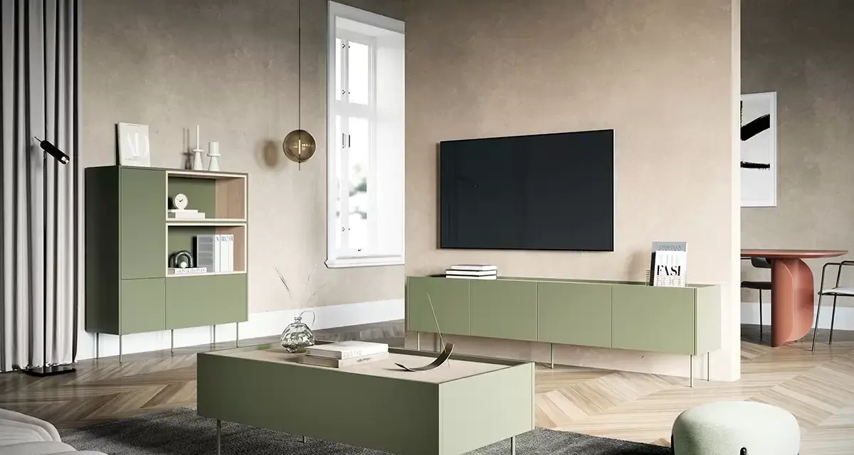 Nowoczesny salon z meblami w kolorze oliwkowym, który świetnie komponuje się z beżowymi ścianami i drewnianą podłogą.