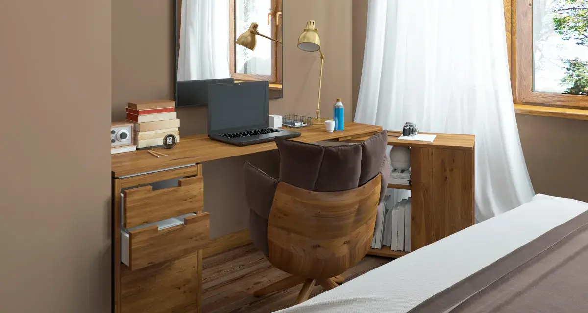 Stylowe biurko w sypialni aranżacje: drewniany blat, wygodny fotel, laptop i lampka tworzą funkcjonalne miejsce do pracy.