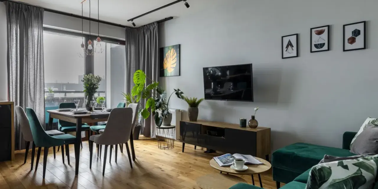 Nowoczesny szary salon inspiracje: jadalnia z welurowymi krzesłami, salon z TV i zieloną kanapą.