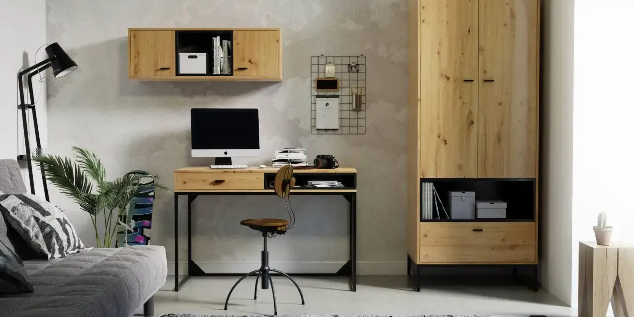 Mały pokój w stylu loft z biurkiem, szafą, sofą i dywanem.