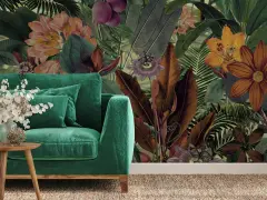 Aksamitna sofa w odcieniach zieleni, obok niej drewniane stoliki z bukietem. W tle bujna, tropikalna tapeta z kwiatami i liśćmi.