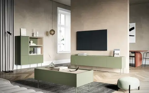 Nowoczesny salon z meblami w kolorze oliwkowym, który świetnie komponuje się z beżowymi ścianami i drewnianą podłogą.