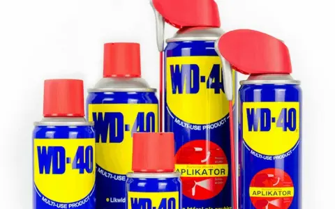 Zestaw puszek WD-40, idealny do usuwania kleju po taśmie z drewna. Wielofunkcyjny produkt w sprayu.