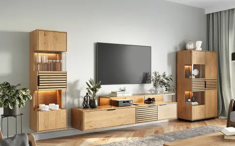 Nowoczesny salon z drewnianą komodą, na której stoi telewizor. Obok wisząca szafka z podświetlanymi półkami.