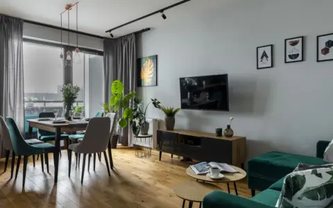 Nowoczesny szary salon inspiracje: jadalnia z welurowymi krzesłami, salon z TV i zieloną kanapą.