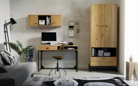 Mały pokój w stylu loft z biurkiem, szafą, sofą i dywanem.