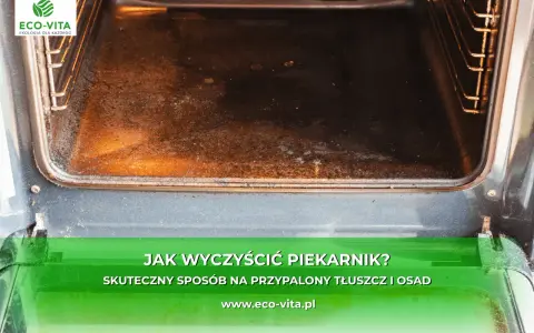 Wnętrze brudnego piekarnika, z widocznym przypalonym tłuszczem i osadem. Tekst informuje o skutecznym sposobie na czyszczenie piekarnika.