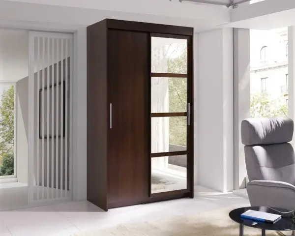 Szafa w kolorze wenge, z lustrzanymi frontami, obok szarego fotela i stolika.