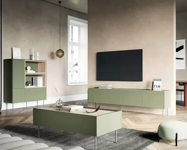 Nowoczesny salon z meblami w kolorze oliwkowym, który świetnie komponuje się z beżowymi ścianami i drewnianą podłogą.