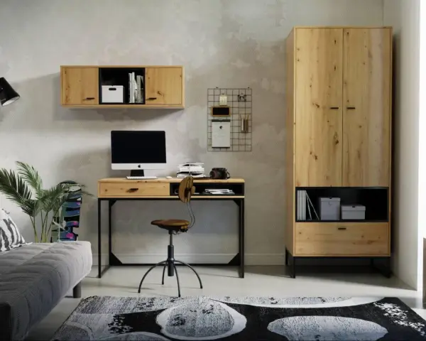 Mały pokój w stylu loft z biurkiem, szafą, sofą i dywanem.