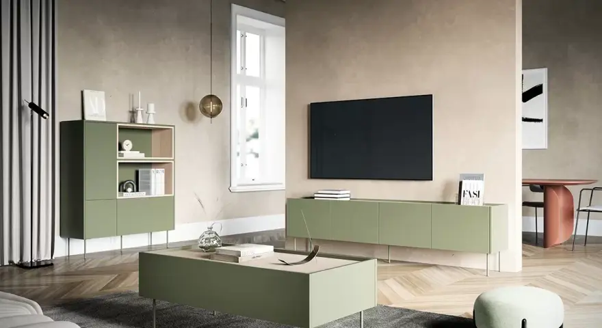 Nowoczesny salon z meblami w kolorze oliwkowym, który świetnie komponuje się z beżowymi ścianami i drewnianą podłogą.