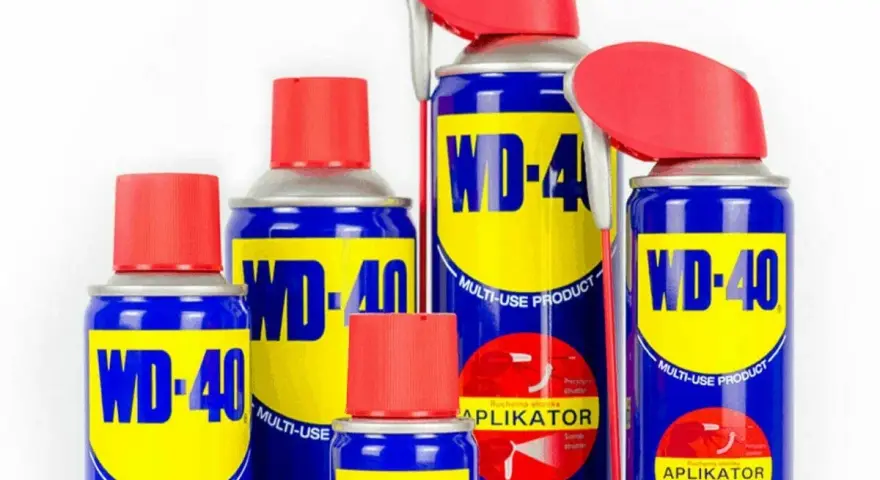 Zestaw puszek WD-40, idealny do usuwania kleju po taśmie z drewna. Wielofunkcyjny produkt w sprayu.