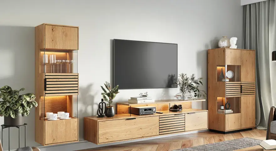 Nowoczesny salon z drewnianą komodą, na której stoi telewizor. Obok wisząca szafka z podświetlanymi półkami.