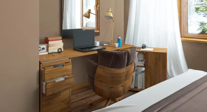 Stylowe biurko w sypialni aranżacje: drewniany blat, wygodny fotel, laptop i lampka tworzą funkcjonalne miejsce do pracy.