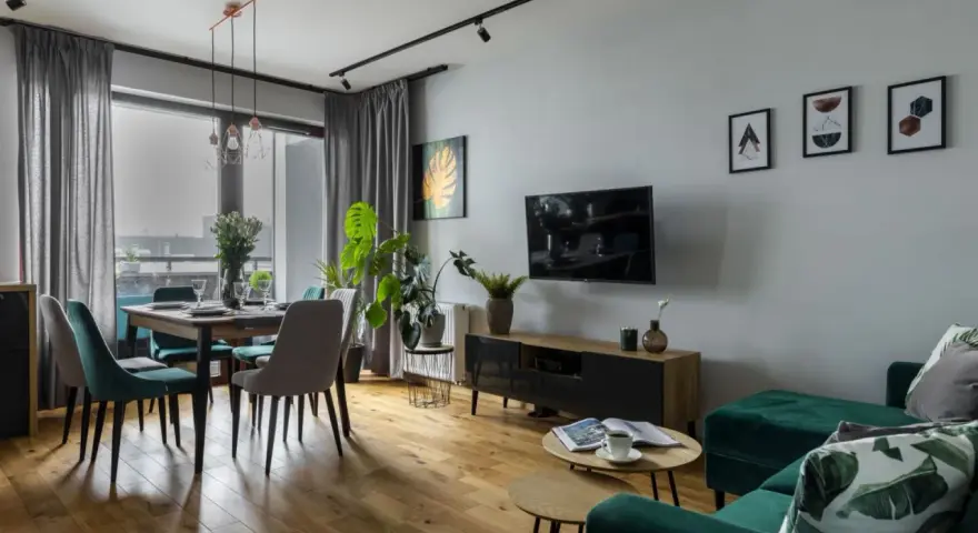 Nowoczesny szary salon inspiracje: jadalnia z welurowymi krzesłami, salon z TV i zieloną kanapą.