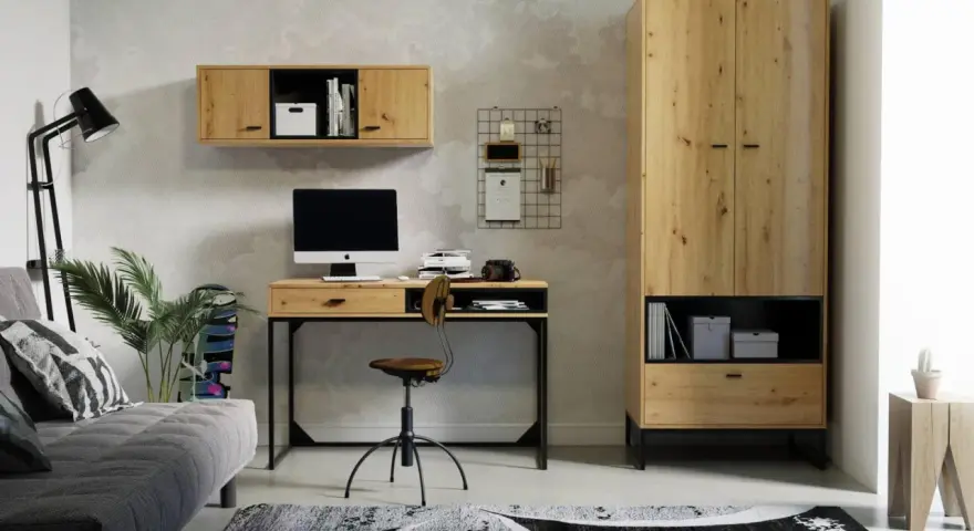 Mały pokój w stylu loft z biurkiem, szafą, sofą i dywanem.