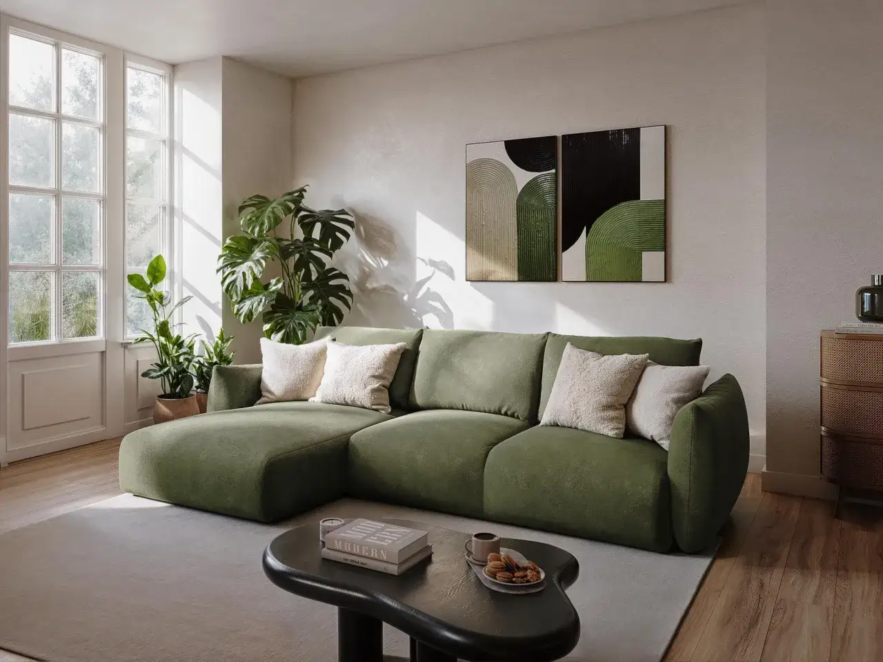 Wygodna, narożna sofa w kolorze oliwkowym, otoczona roślinnością i sztuką, zaprasza do relaksu.