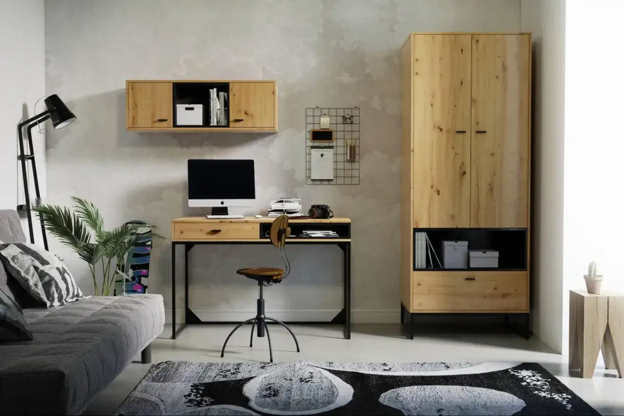 Mały pokój w stylu loft z biurkiem, szafą, kanapą i rośliną.